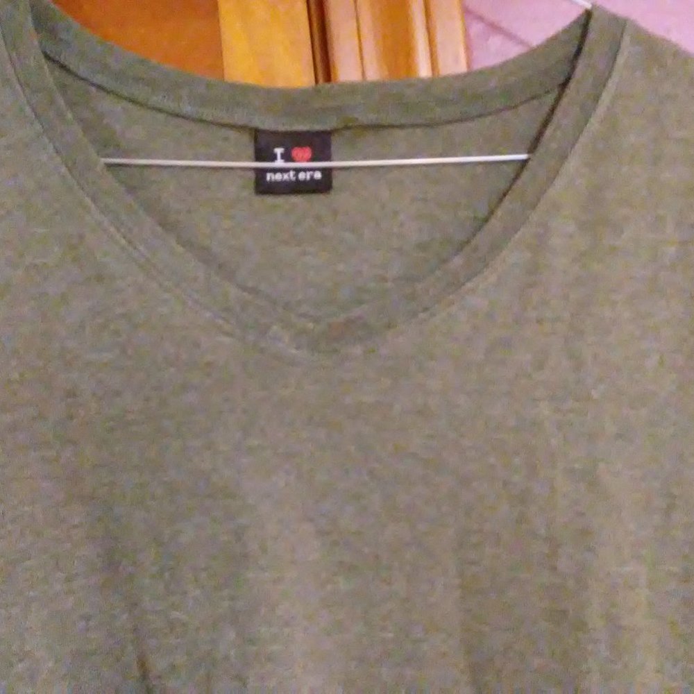 GREEN TOP SMALL SCALLOPED BOTTOM VNECK